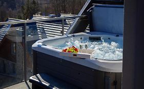 Kras-Resort Apartament 301 i 303 z widokiem na góry, prywatnym jacuzzi na tarasie i sauną